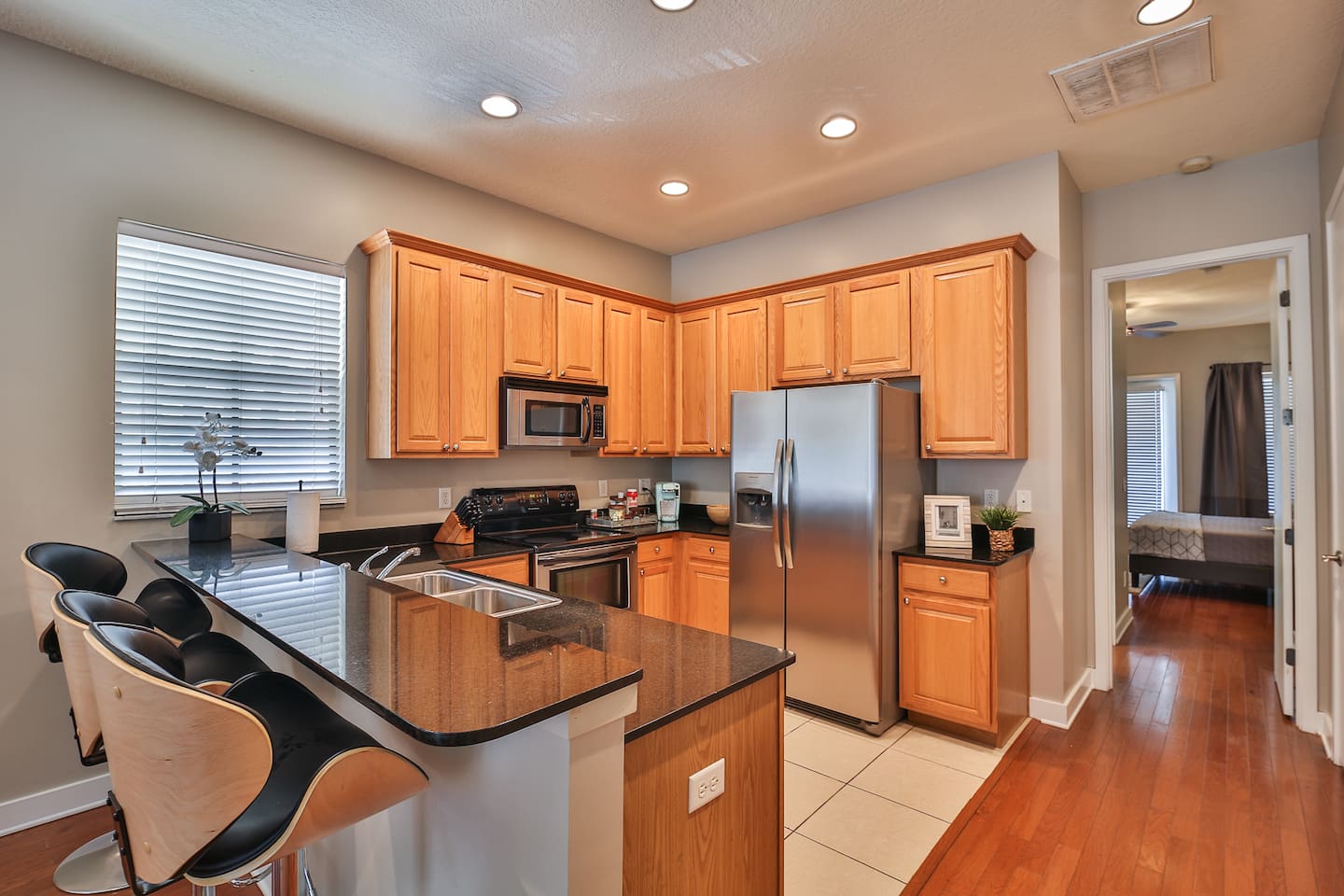 Full kitchen with breakfast bar